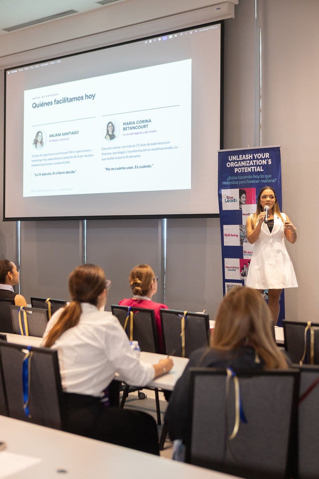 Anji Santiago presentando en She Leads Summit 2026 frente a la audiencia